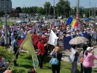 Peste 3.000 de cadre didactice protestează în fața Prefecturii Iași