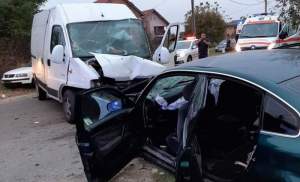 Șapte persoane, dintre care patru minori, implicate într-un grav accident rutier în Lugoj