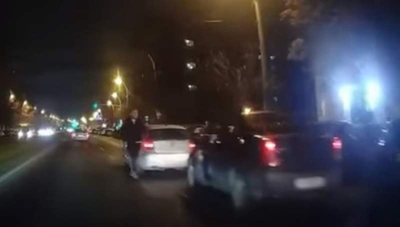 Un tânăr din București care a agresat un șofer în trafic, reținut pentru 24 de ore (VIDEO)