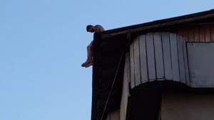 Panică în Dancu. Un bărbat cu probleme psihice amenință că se aruncă de pe acoperișul unui bloc (FOTO)