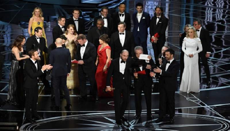VIDEO. Gafă de proporții la Oscar 2017: „La La Land”, anunțat greșit ca cel mai bun film”. Lista câștigătorilor