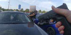 Momentul în care o femeie de culoare, însărcinată, este împușcată mortal de poliţie în timp ce se afla la volanul unei maşini (VIDEO)