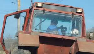 Déjà vu! Minor surprins la volanul unui tractor, într-o localitate din județul Cluj (VIDEO)
