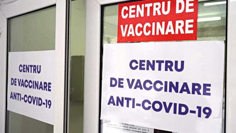 Mandate de arestare pentru fals în acte într-un dosar privind vaccinarea anti-Covid în București: 168 de suspecți, audiați