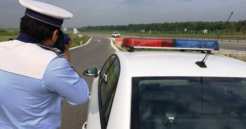 O șoferiță cu permis de doar o lună, prinsă de polițiști gonind cu aproape 200 de km/h