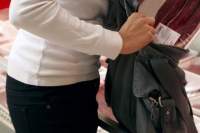 Femeie de 47 de ani prinsă cu haine furate dintr-un magazin din Iași