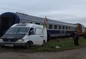 Microbuz lovit de tren, în Suceava