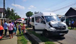Microbuz cu 20 de pasageri, implicat într-un grav accident, în Prahova: patru persoane au ajuns la spital