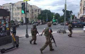 Revolta mercenarilor Wagner. Bărbați înarmați încercuiesc o clădire a poliției în orașul rus Rostov pe Don (VIDEO)