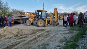 Doi bărbați au murit după ce o placă de beton a căzut peste ei, într-o localitate din Bacău