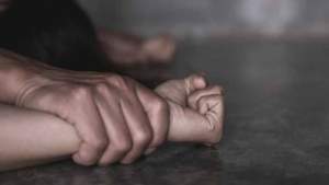 Un individ de 40 de ani din Petroșani, arestat preventiv pentru viol. A amenințat o tânără cu un cuțit și a agresat-o sexual