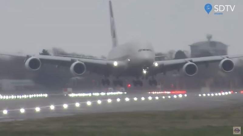 Momentul în care un Airbus 380 aterizează aproape lateral în timpul furtunii Dennis (VIDEO)