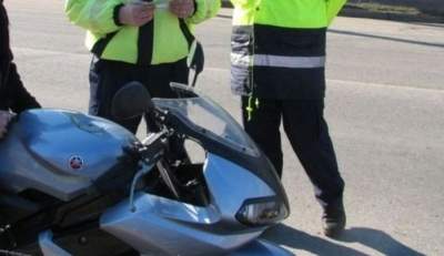 Un motociclist beat și fără permis a fost urmărit de poliţişti, după ce a refuzat să oprească