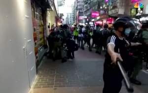 Imagini șocante în Hong Kong: Poliția a trântit la pământ și a arestat o fetiță de 12 ani, în toiul protestelor (VIDEO)