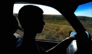 Copil de 14 ani prins la volanul unei mașini, în Suceava. Pasagera din dreapta era chiar mama lui