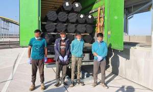 Patru afgani ascunși într-un camion cu țevi metalice, depistați la controlul de frontieră