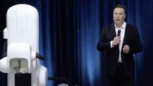 Elon Musk vrea să implanteze primul cip în creierul unui om până la sfârșitul anului