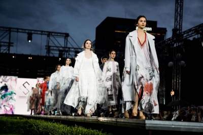 Zeci de designeri, 50 de show-uri de modă, cel mai spectaculos catwalk din țară, expoziții, artiști internaționali și o premieră, la Romanian Fashion Week. Evenimentele vor avea loc în parcul Palas