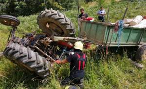 Bărbat de 57 de ani, mort după ce un tractor s-a răsturnat peste el