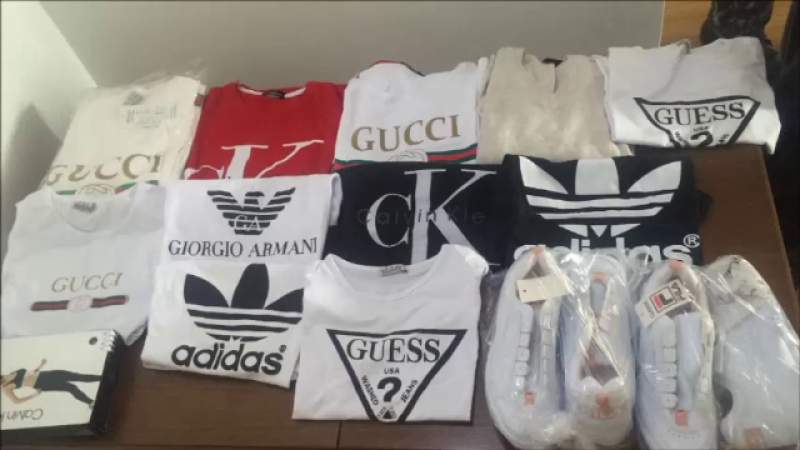 O grupare din București contrafăcea hainele unor branduri celebre în două fabrici, apoi le vindea către vedete și politicieni