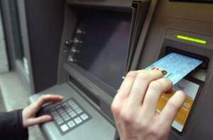Pensionară din Italia jefuită la un bancomat de un adolescent român