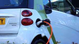 Mașinile electrice vor avea numere de înmatriculare verzi. Ce facilități vor avea șoferii