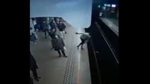 ȘOCANT! Un bărbat a împins o femeie în fața metroului din Bruxelles: conductorul a oprit la timp (VIDEO)