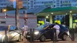 Șoferul care a atacat un bărbat cu o crosă de golf în trafic, reținut de polițiști (VIDEO)