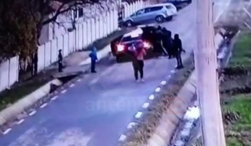 Tânără de 18 ani, din Dolj, răpită din fața casei de doi bărbați (VIDEO)