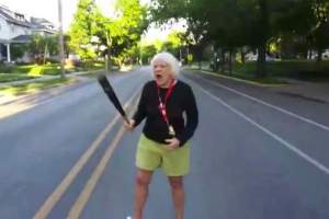 VIRAL. O bătrână cu bâta de baseball în mână încearcă să oprească protestatarii din Statele Unite (VIDEO)