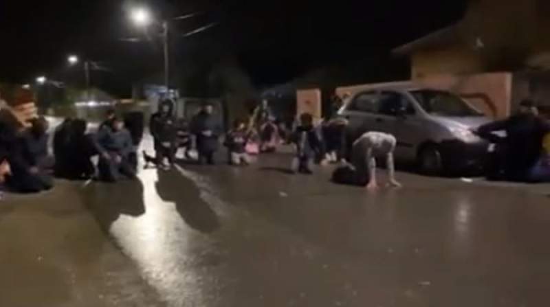 S-au rugat în stradă să scape de coronavirus, dar nu au scăpat de amenzi (VIDEO)