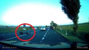 Motocicletă ruptă în două pe E85, în urma impactului cu o mașină (VIDEO)