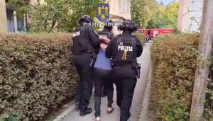 Brașovean luat pe sus de mascați după ce a amenințat că își dă foc la casă în urma unor certuri cu soția (VIDEO)