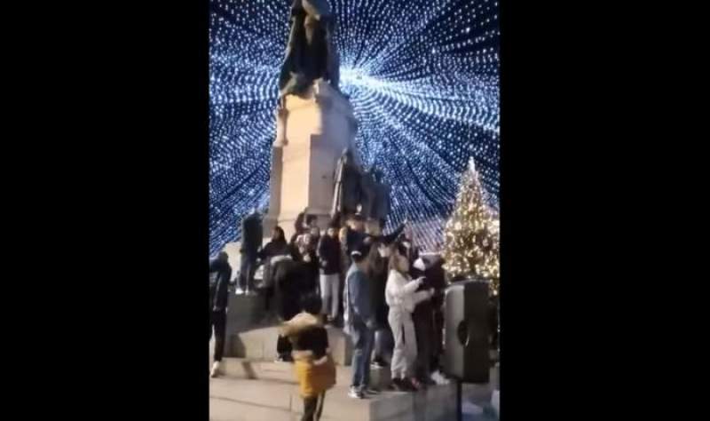 Petrecere cu manele de Ziua Națională, pe soclul statuii lui Alexandru Ioan Cuza de la Iași: polițiștii au deschis dosar penal (VIDEO)