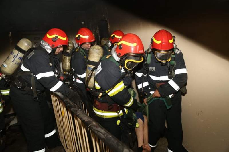 Groază și panică, într-un bloc din Capitală: o persoană a decedat și alte 18 au fost evacuate după o explozie într-un apartament din Sectorul 5