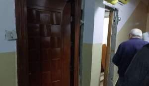 Mai multe apartamente afectate de o explozie produsă într-un bloc de locuințe din Pitești: o femeie a fost rănită