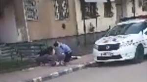 Un bărbat din Rovinari, care refuza să stea în casă, a încercat să-și taie gâtul în fața polițiștilor (VIDEO)