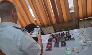 Zeci de documente de identitate au fost descoperite într-un microbuz de polițiștii de frontieră din Vama Giurgiu (VIDEO)