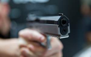 Tânăr împușcat cu un pistol cu bile pe o stradă din Constanța