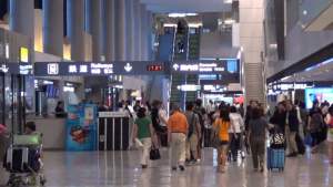 Elevi din Iași, printre copiii abandonați pe aeroporturile din Tokyo, Doha și Milano