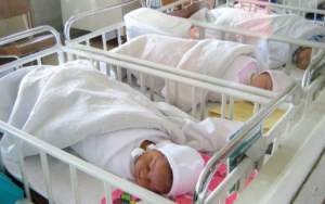 Fetițe abandonate în maternitățile din Iași. Mamele sunt căutate acum de Poliție