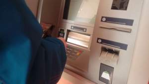 Un tânăr din Alba a găsit 12.000 de lei în fanta unui bancomat. Ce a făcut cu banii