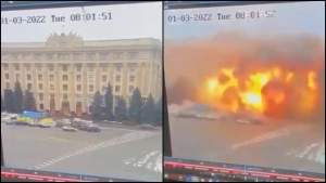 Momentul în care o rachetă lovește centrul Harkovului (VIDEO)