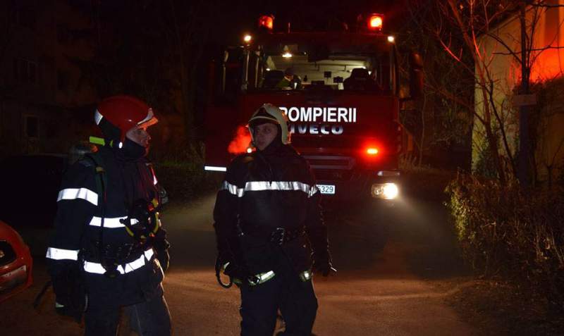 Incendiu într-un bloc din Botoșani din cauza unei lumânări: 40 de persoane, evacuate