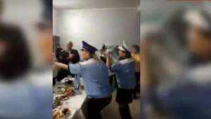 Una dintre asistentele care au jucat „Găina” îmbrăcate în uniformă de poliție este din Iași. Ea ar fi adus uniformele la petrecere (VIDEO)