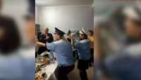 Una dintre asistentele care au jucat „Găina” îmbrăcate în uniformă de poliție este din Iași. Ea ar fi adus uniformele la petrecere (VIDEO)