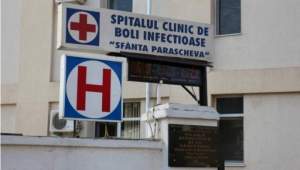 Femeie din Suceava suspectă de infecție cu coronavirus, transferată de urgență la Iași