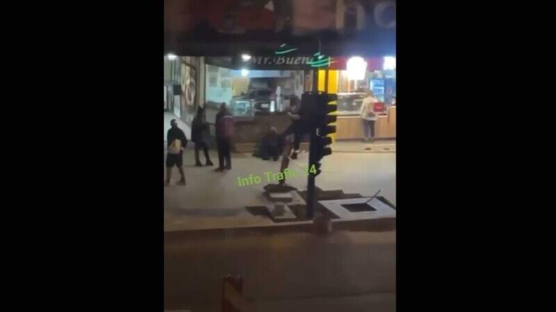 Cerșetor bătut cu picioarele în cap de un bodyguard, în centrul Clujului: oamenii de pe stradă se uitau nepăsători (VIDEO)
