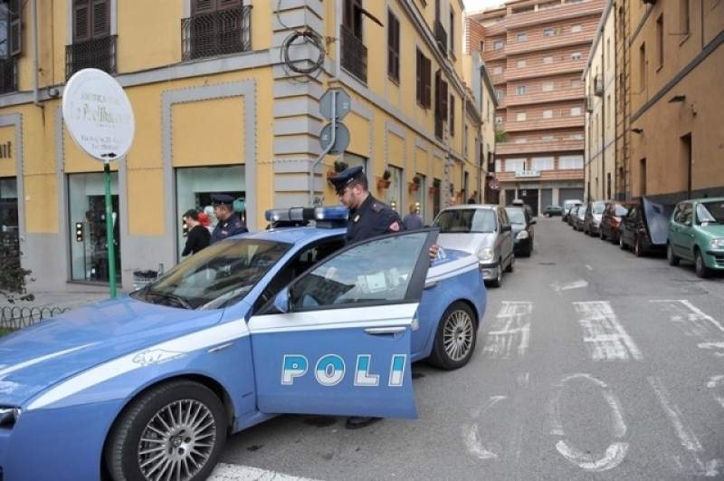Doi români abia sosiți în Italia au încercat să fure o mașină. Ghinion: era duba de filaj a Poliției