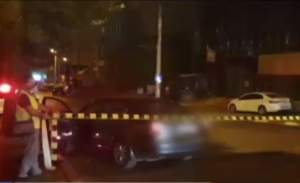 A intrat cu BMW-ul pe roșu în intersecție, a izbit o mașină, apoi s-a făcut nevăzut în noapte: o femeie, transportată de urgență la spital